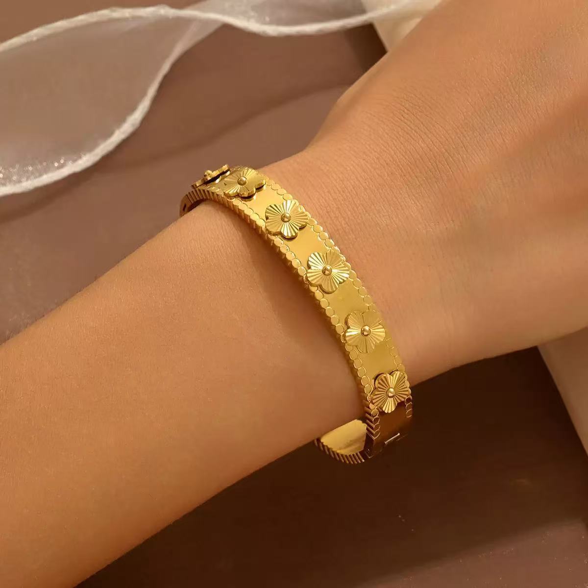 Designer Bracelet - Elegant And Luxurious Crystal Bracelet For Ladies Unique Design - Sophisticated And High-end Six-petal Flower Bracelet