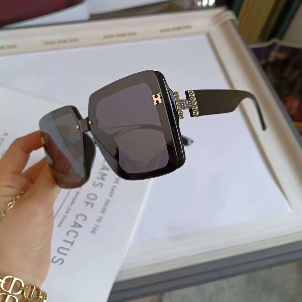 European and American fashionable women's new sunglasses, UV resistant polarized sunglasses, large frame slimming, high-end feeling