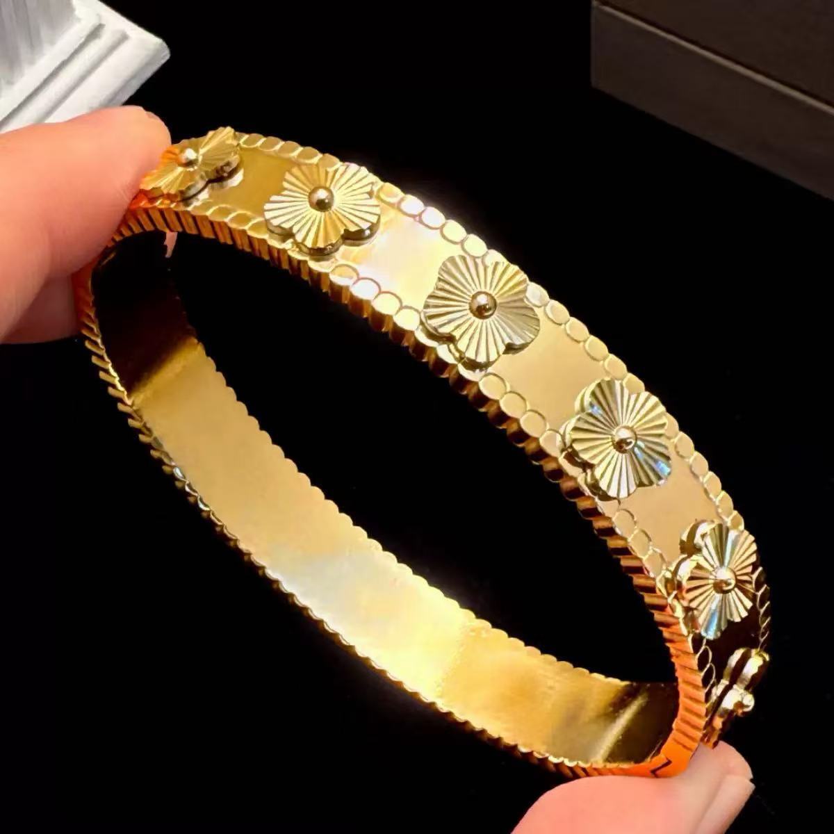 Designer Bracelet - Elegant And Luxurious Crystal Bracelet For Ladies Unique Design - Sophisticated And High-end Six-petal Flower Bracelet