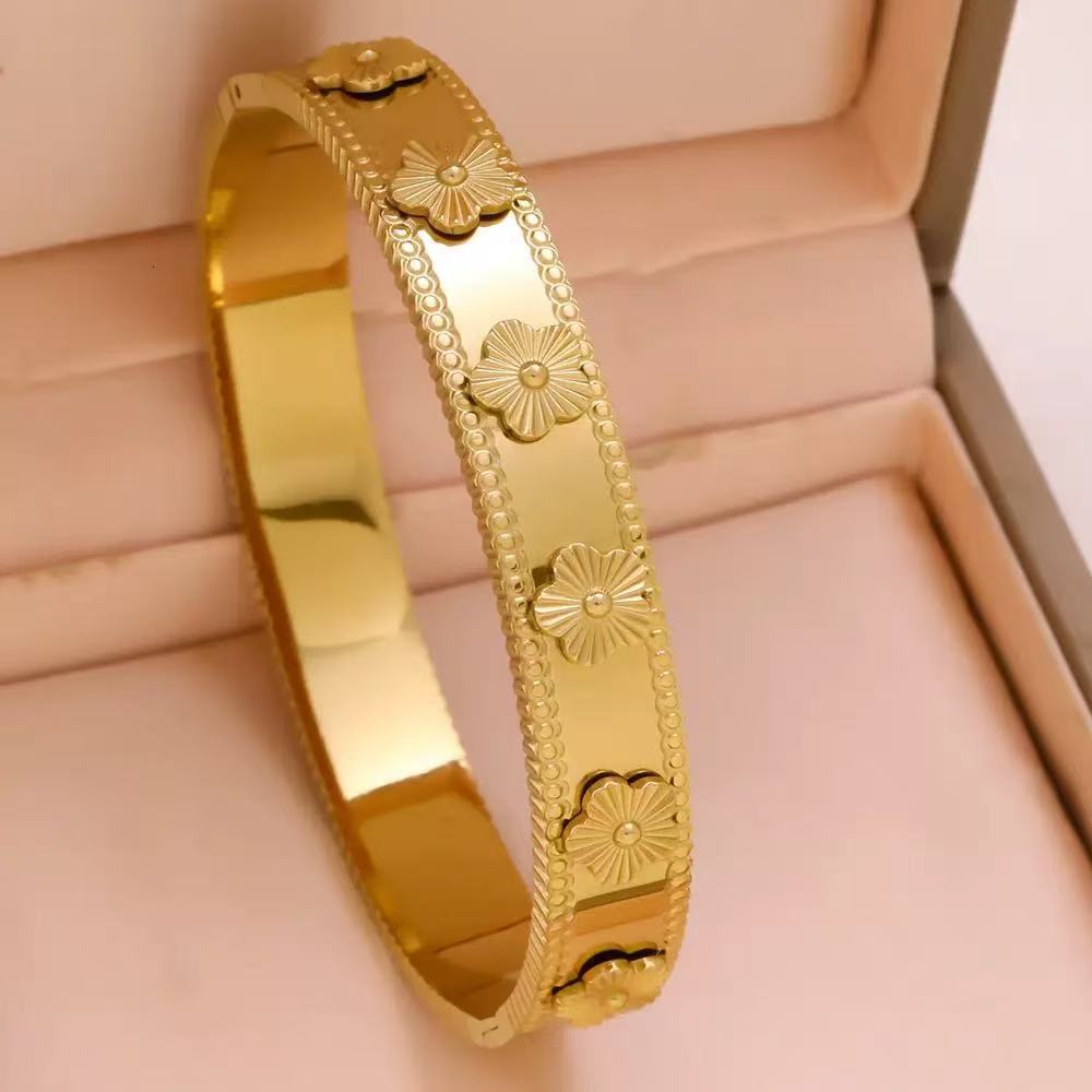 Designer Bracelet - Elegant And Luxurious Crystal Bracelet For Ladies Unique Design - Sophisticated And High-end Six-petal Flower Bracelet