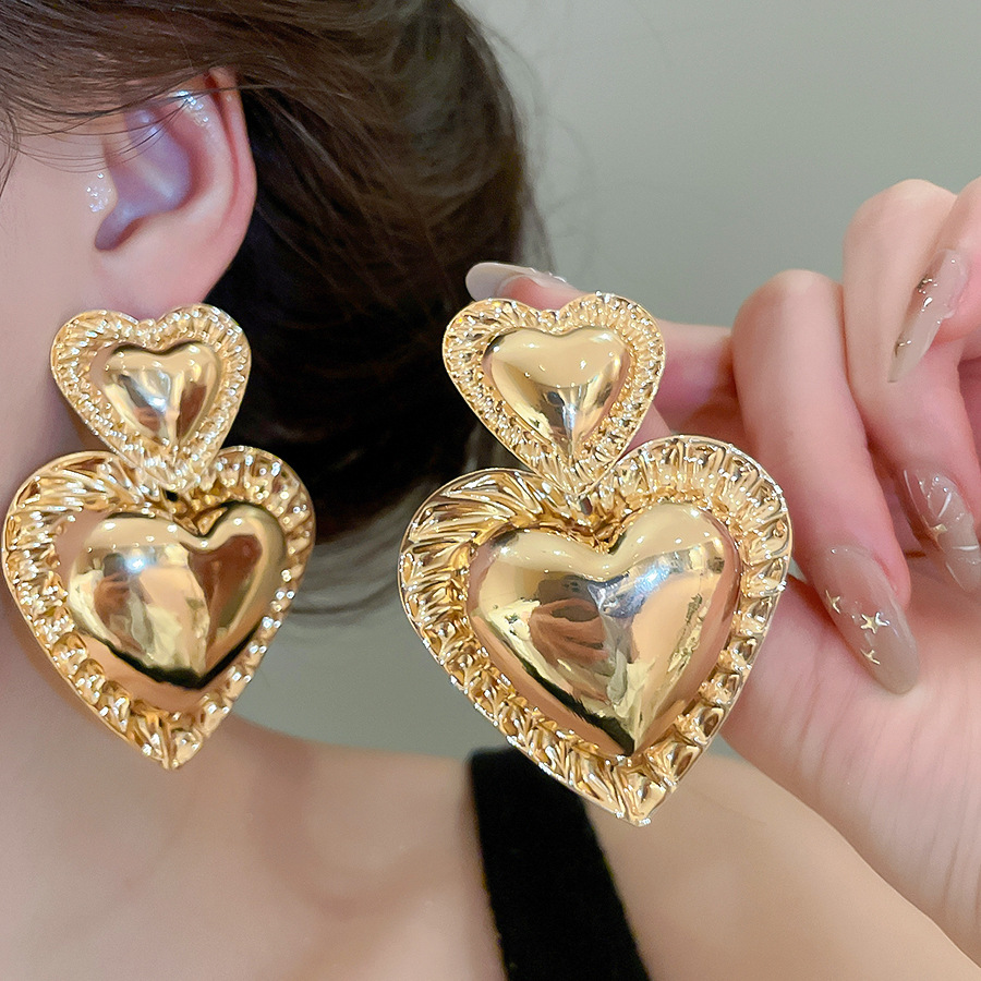 European American cross-border steel needle smooth heart pendant earrings, exaggerated retro style, luxurious and high-end earrings for women - view 3