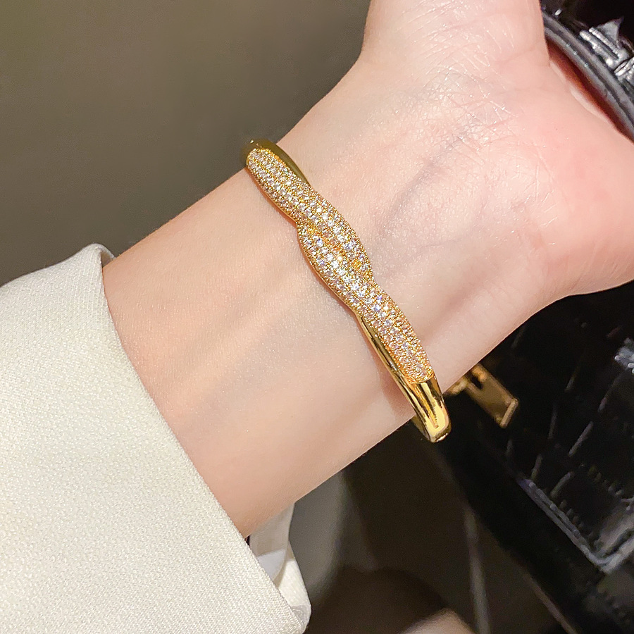 European and American light luxury style full-diamond wave bracelet 2026 new model high-end fashion versatile party jewelry wholesale - view 4