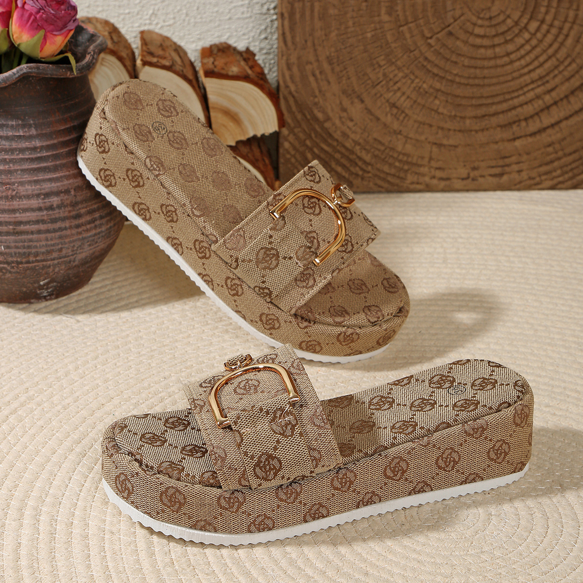 2026 Summer Hot Fashionable Casual Trendy Designer Slippers Comfortable Metal Buckle Outdoor Home Beach Shoes for Women - view 7