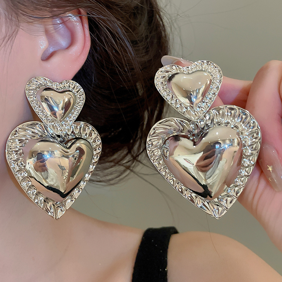 European American cross-border steel needle smooth heart pendant earrings, exaggerated retro style, luxurious and high-end earrings for women - view 4