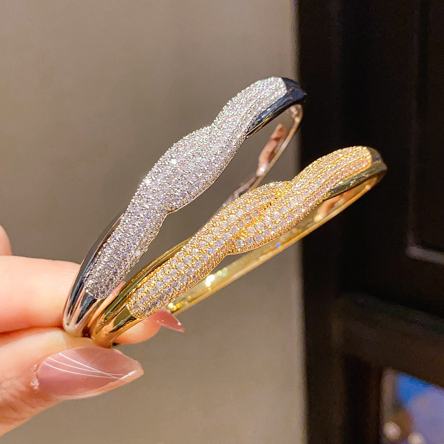 European and American light luxury style full-diamond wave bracelet 2026 new model high-end fashion versatile party jewelry wholesale - view 3