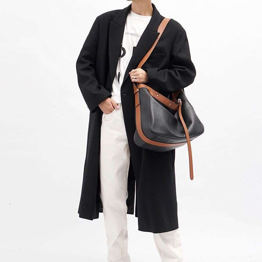 Genuine Leather Tote Bag for Women & Men Large Capacity Luxury Lightweight Crossbody Bag INS Fashion Commute Bag Unique Niche Design Non-collapsible S