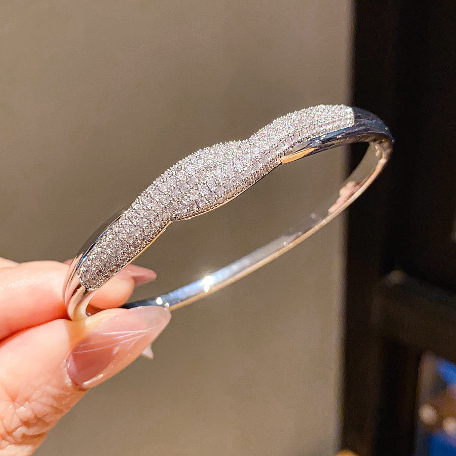European and American light luxury style full-diamond wave bracelet 2026 new model high-end fashion versatile party jewelry wholesale - view 7