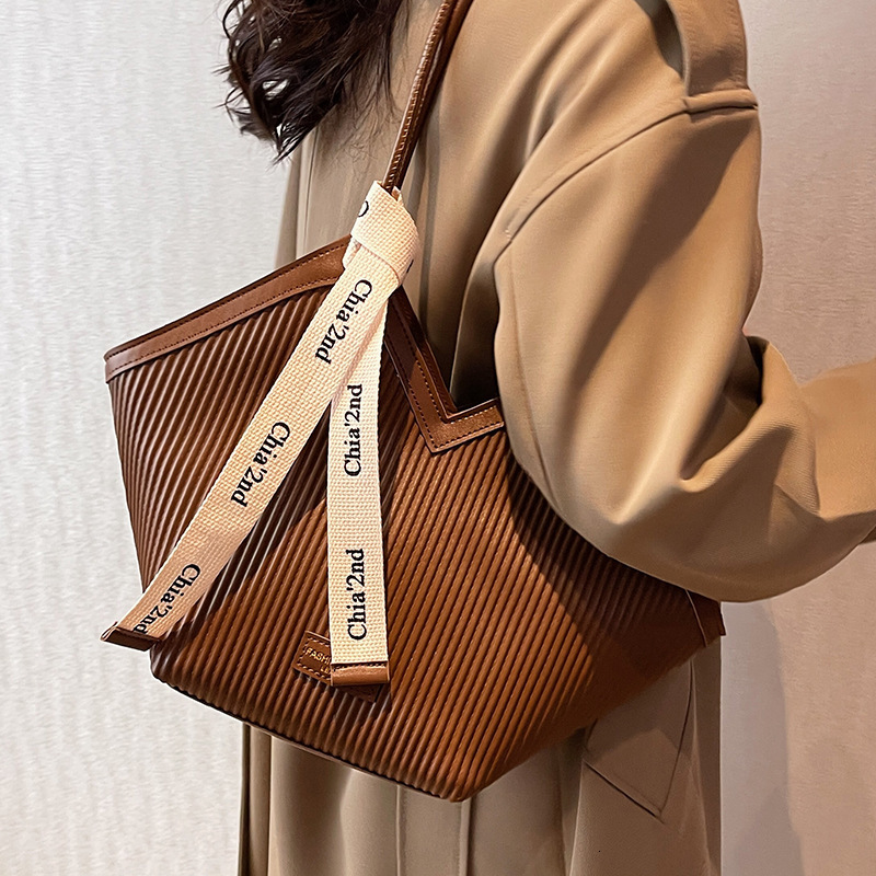 Women's bags 2026 new niche French casual Korean version commuter fashion shoulder handbag tote bag