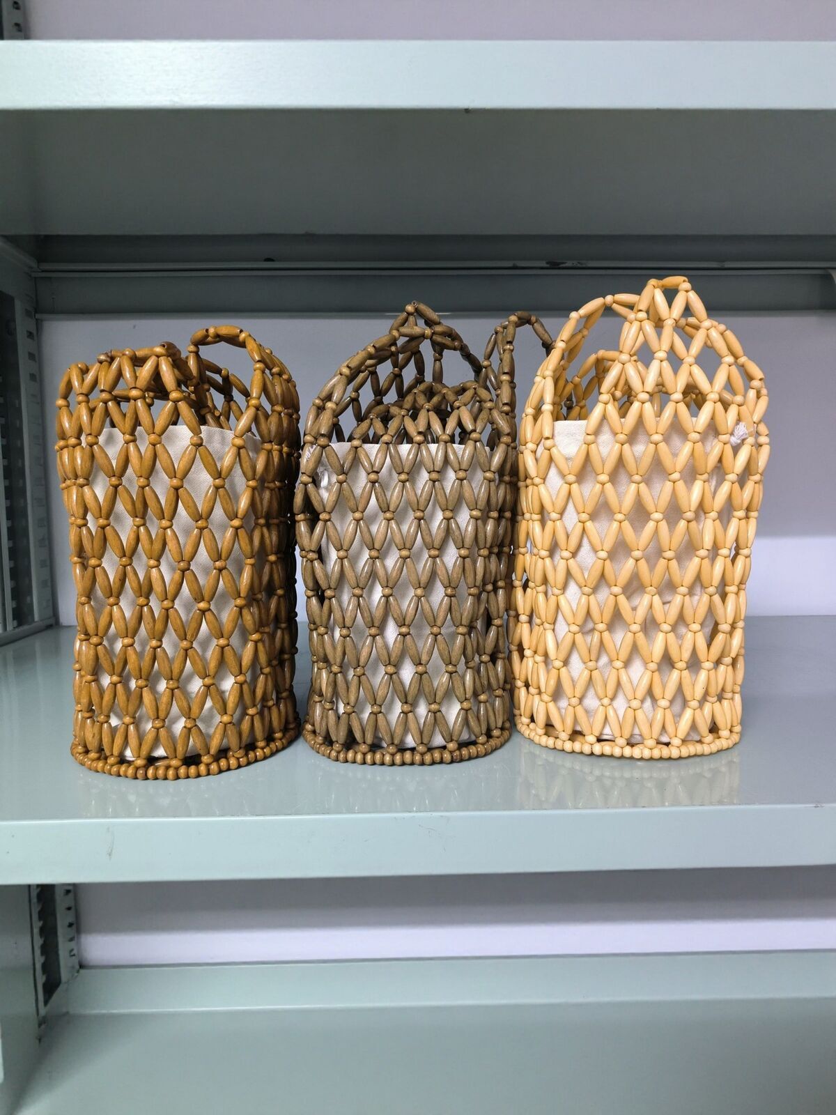 Handmade woven bag for women, cross-border niche design in Europe and America, hollowed out wooden bead bag, hand-held water bucket shoulder bag, mesh