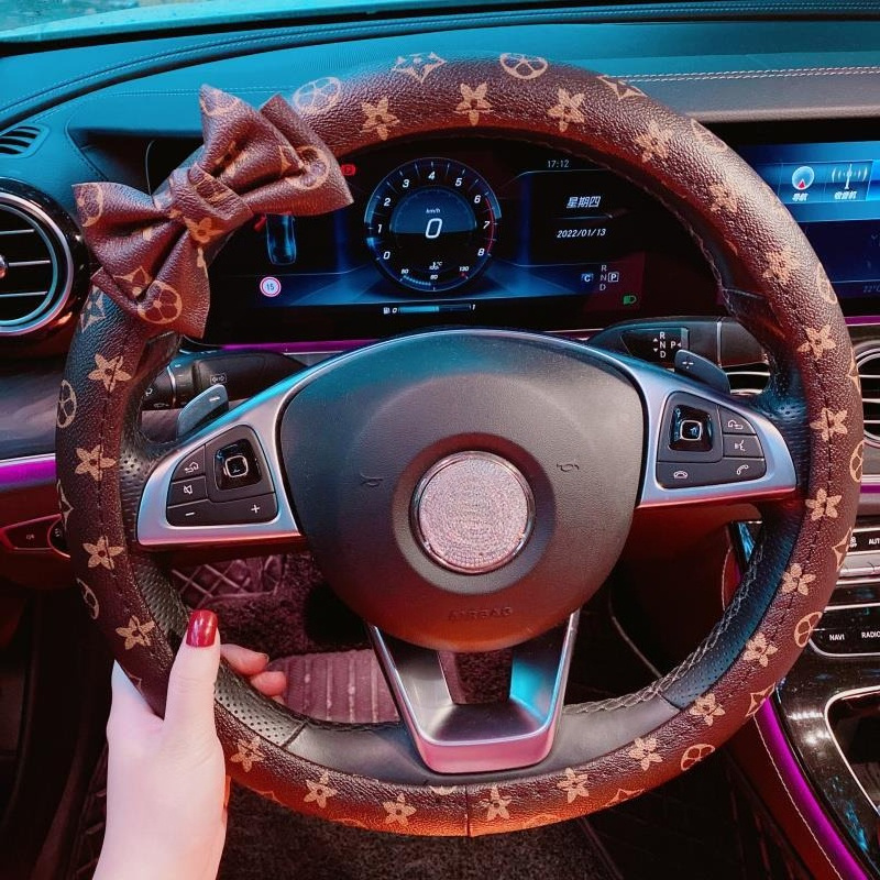 Luxury Monogram Leather Car Steering Wheel Cover, Universal Fit, Non-Slip Anti-Skid Grip, Stylish Auto Interior Decoration & Protective Accessories Fo