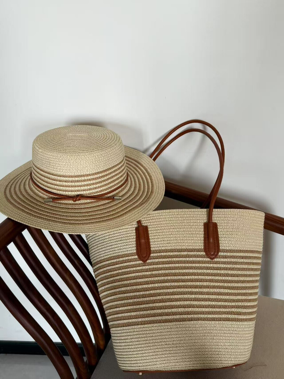 New leather bottom hand woven bag, large capacity grass woven bag, sunshade and sun protection grass hat set, casual vacation style