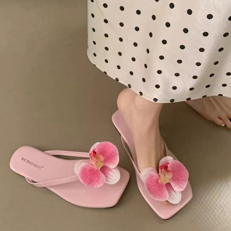 Fairy Style Vacation Beach Flip-Flops for Women Niche Evening Breeze Petal Beach Toe-Post Sandals Open-Toe Flat Slippers 260415