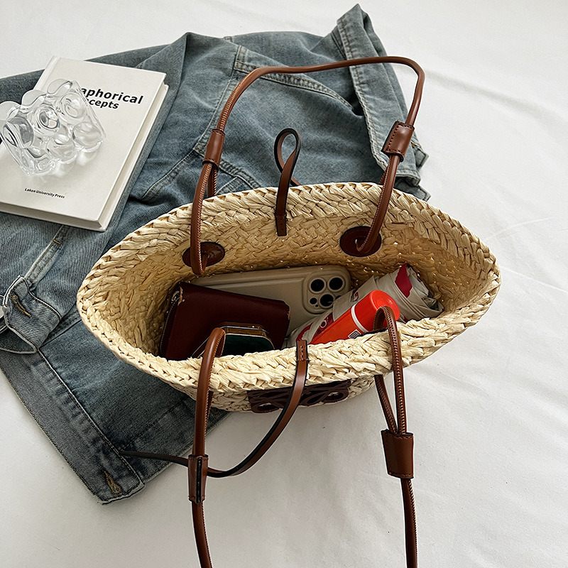 Texture tote bag 2026 new large capacity vacation bucket bag, high aesthetic value, simple commuting bag, vacation bag
