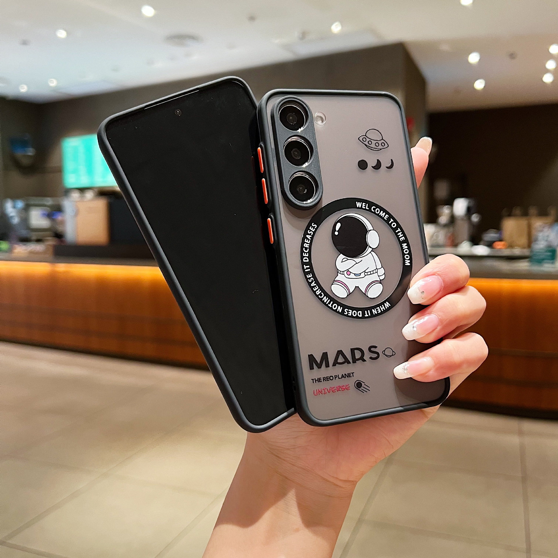 Cross-border applicable Samsung S25ULTRA skin-feel astronaut phone case S26 magnetic graffiti A55 cartoon protective cover