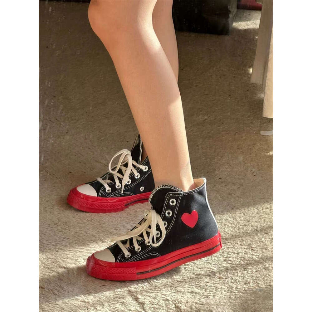 New 1970s Original High and Low Top Couple Play Canvas Shoes Versatile and fashionable