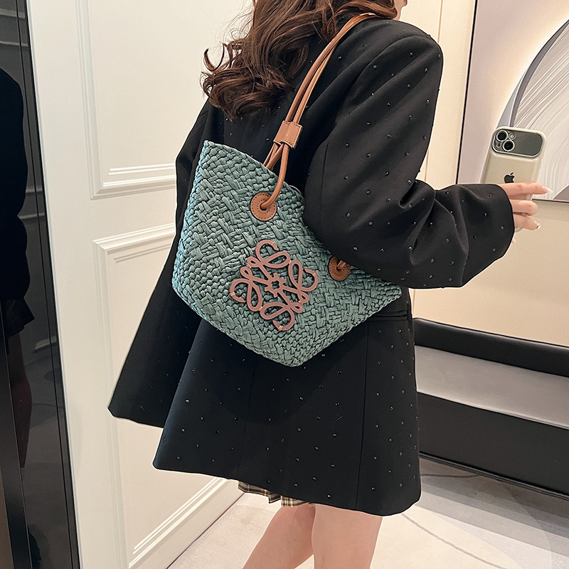 Texture tote bag 2026 new large capacity vacation bucket bag, high aesthetic value, simple commuting bag, vacation bag