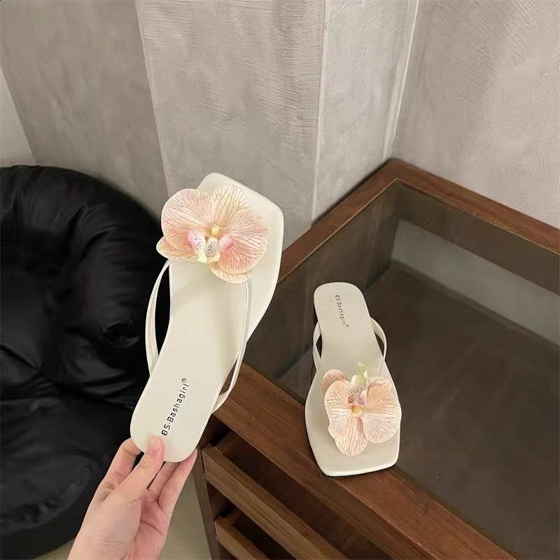 Fairy Style Vacation Beach Flip-Flops for Women Niche Evening Breeze Petal Beach Toe-Post Sandals Open-Toe Flat Slippers 260415