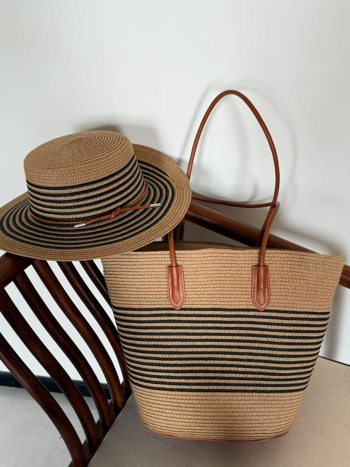 New leather bottom hand woven bag, large capacity grass woven bag, sunshade and sun protection grass hat set, casual vacation style