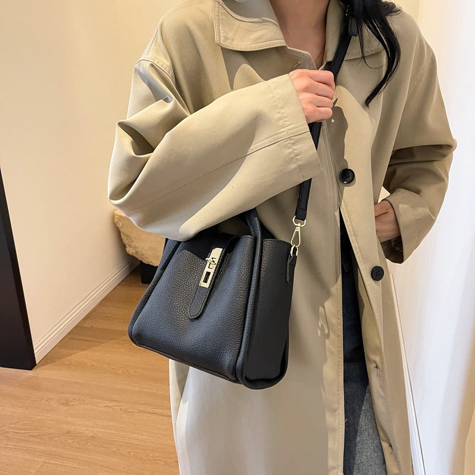 New Vintage Fashion Bucket For Women, Autumn And Winter, High-End Niche Crossbody Bag