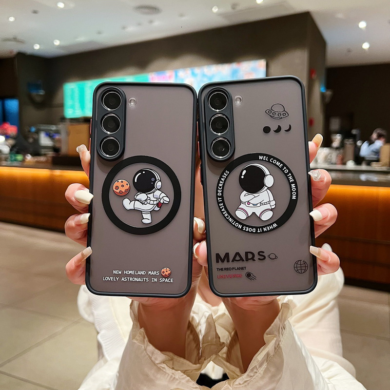 Cross-border applicable Samsung S25ULTRA skin-feel astronaut phone case S26 magnetic graffiti A55 cartoon protective cover