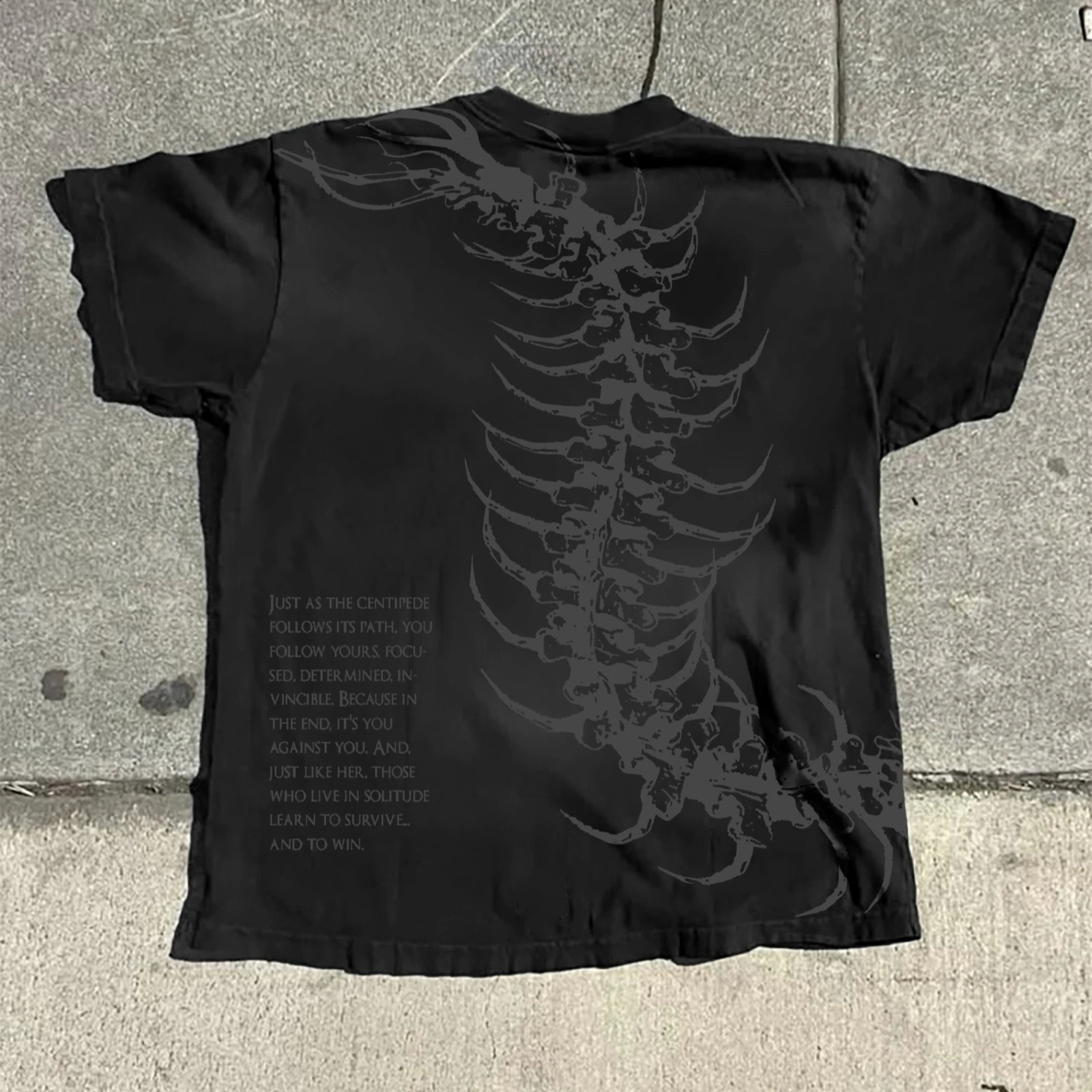 Vintage Dark Centipede Skeletal Graphic Print T-shirt Men Y2K Summer Short Sleeves Oversize T-shirt Women Casual Tee Tops 260415