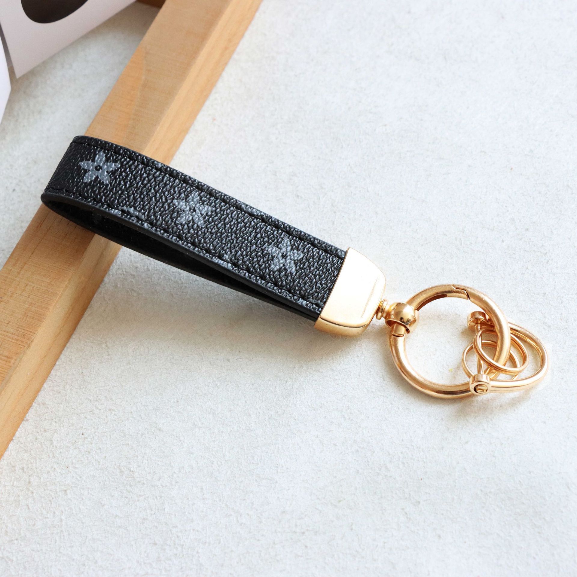 New High-End Floral Leather Car Keychain Waist Hanging Car Use Metal Key Ring Pendant for Men and Women Wholesale Car Accessories cv