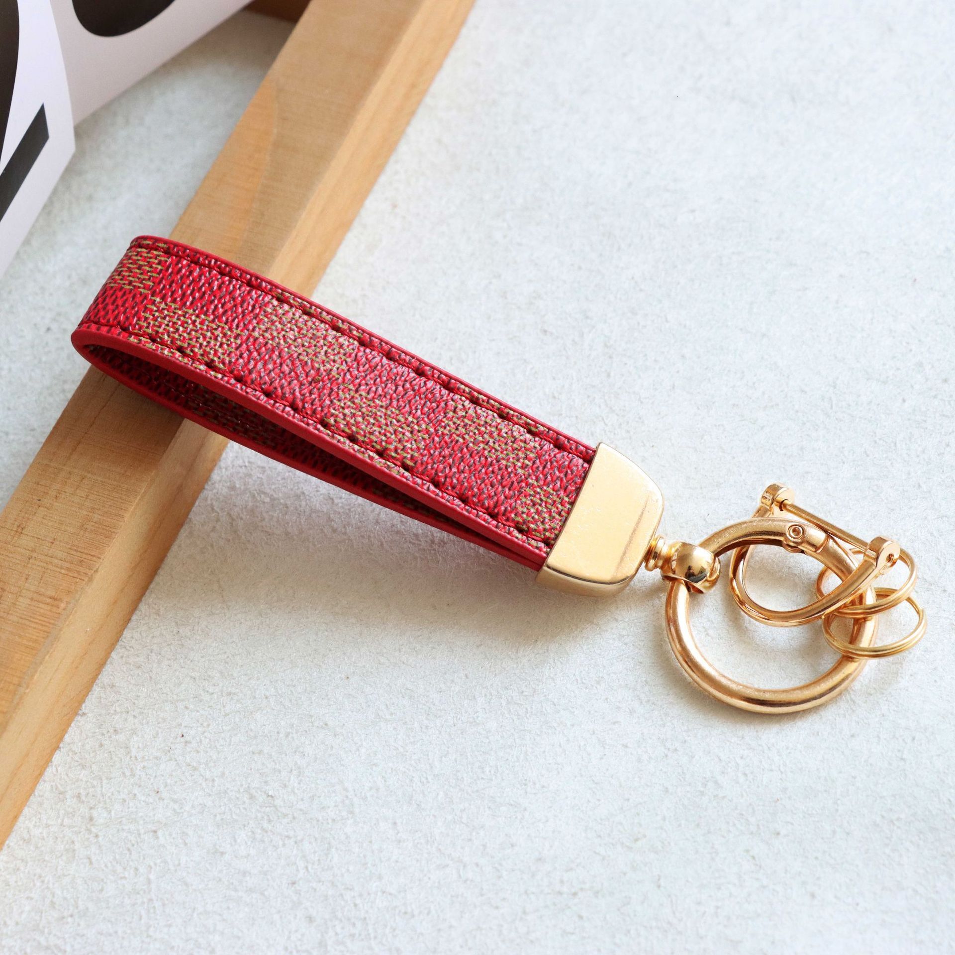 New High-End Floral Leather Car Keychain Waist Hanging Car Use Metal Key Ring Pendant for Men and Women Wholesale Car Accessories cv