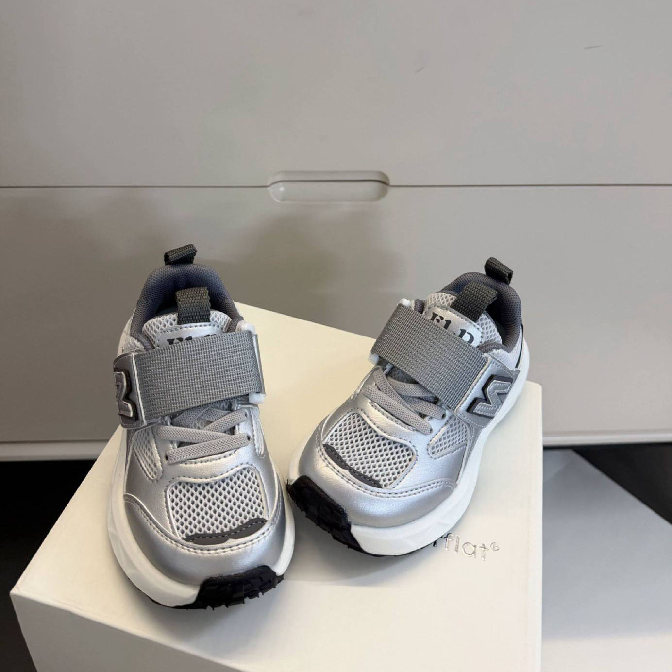 2026 Korean-style lightweight and breathable children's sports shoes spring and summer styles versatile letter running shoes for boys and girls