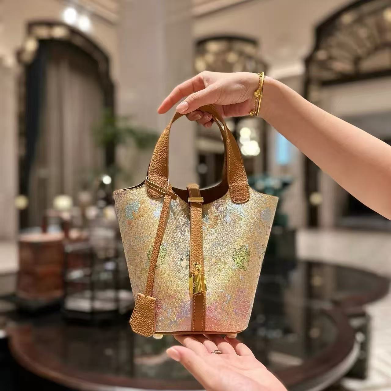 Designer Bag Fully Hand-Sewn Genuine Mini 18Cm Bucket Avocado Green Ostrich Leather High Version Mommy Bag