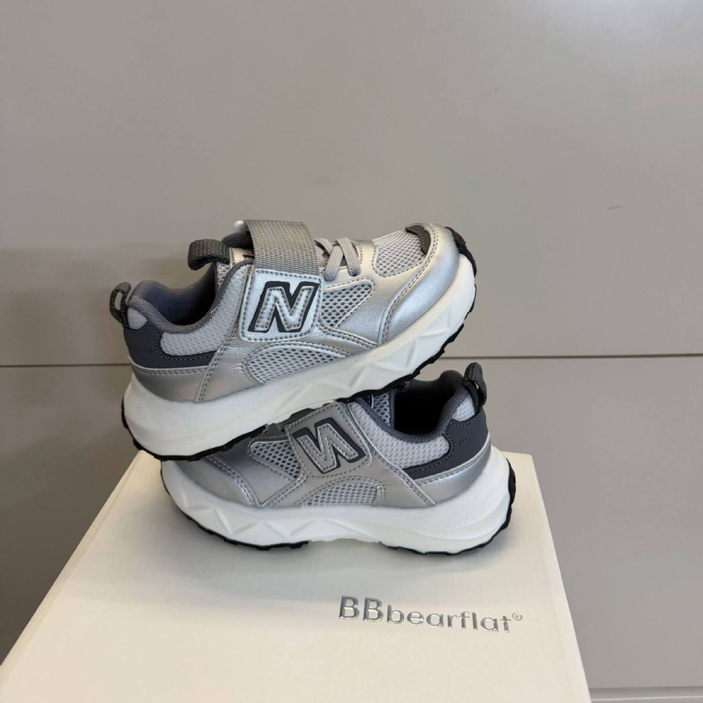2026 Korean-style lightweight and breathable children's sports shoes spring and summer styles versatile letter running shoes for boys and girls