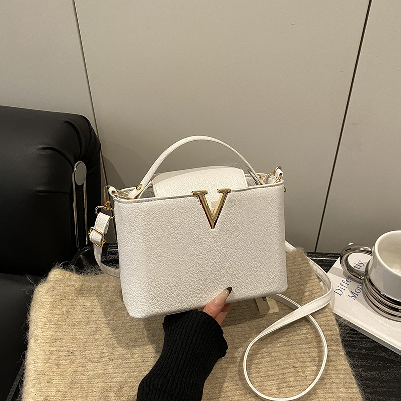 Trendy Korean-style small square handbag for women, 2026 winter new model, light luxury stylish shoulder bag, commuter crossbody bag - view 3