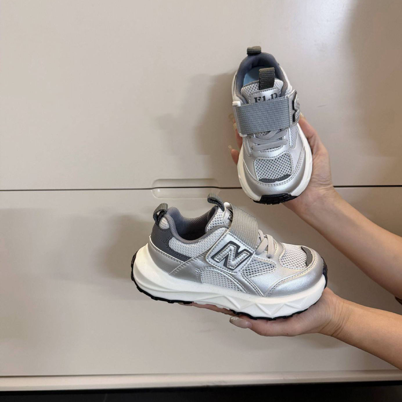 2026 Korean-style lightweight and breathable children's sports shoes spring and summer styles versatile letter running shoes for boys and girls
