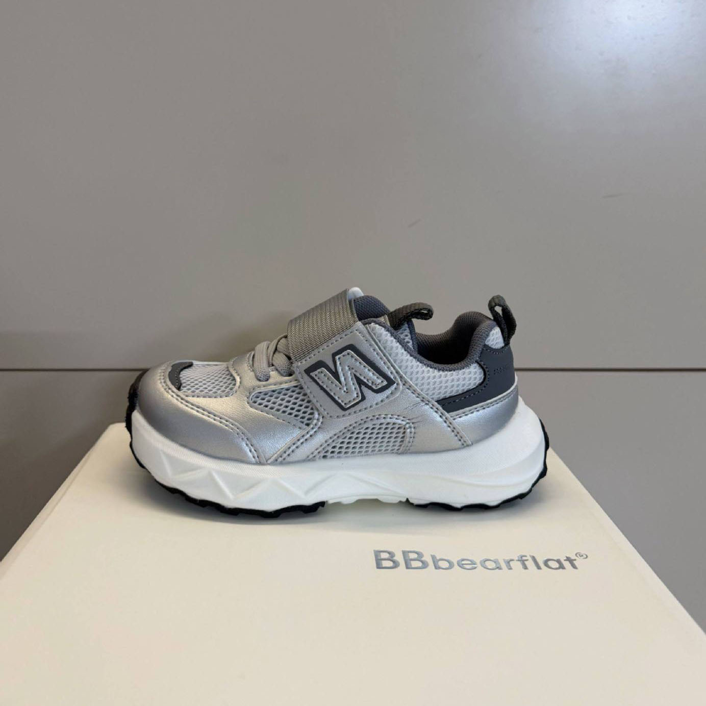 2026 Korean-style lightweight and breathable children's sports shoes spring and summer styles versatile letter running shoes for boys and girls