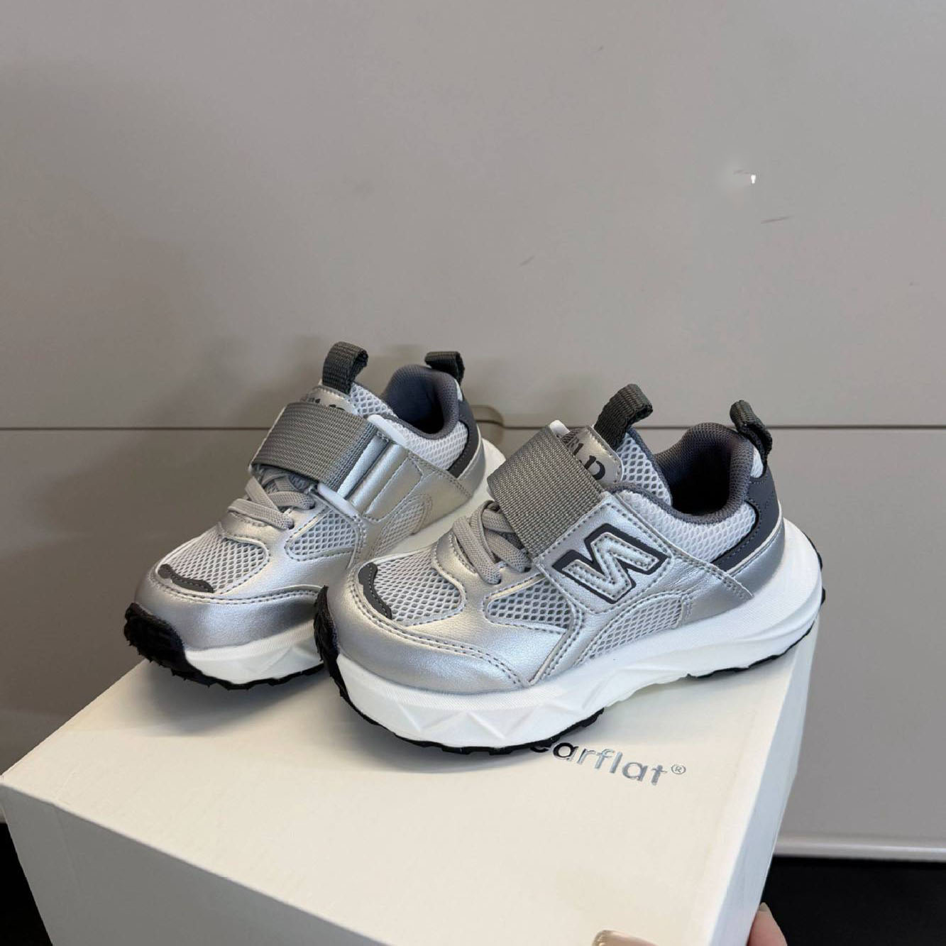 2026 Korean-style lightweight and breathable children's sports shoes spring and summer styles versatile letter running shoes for boys and girls