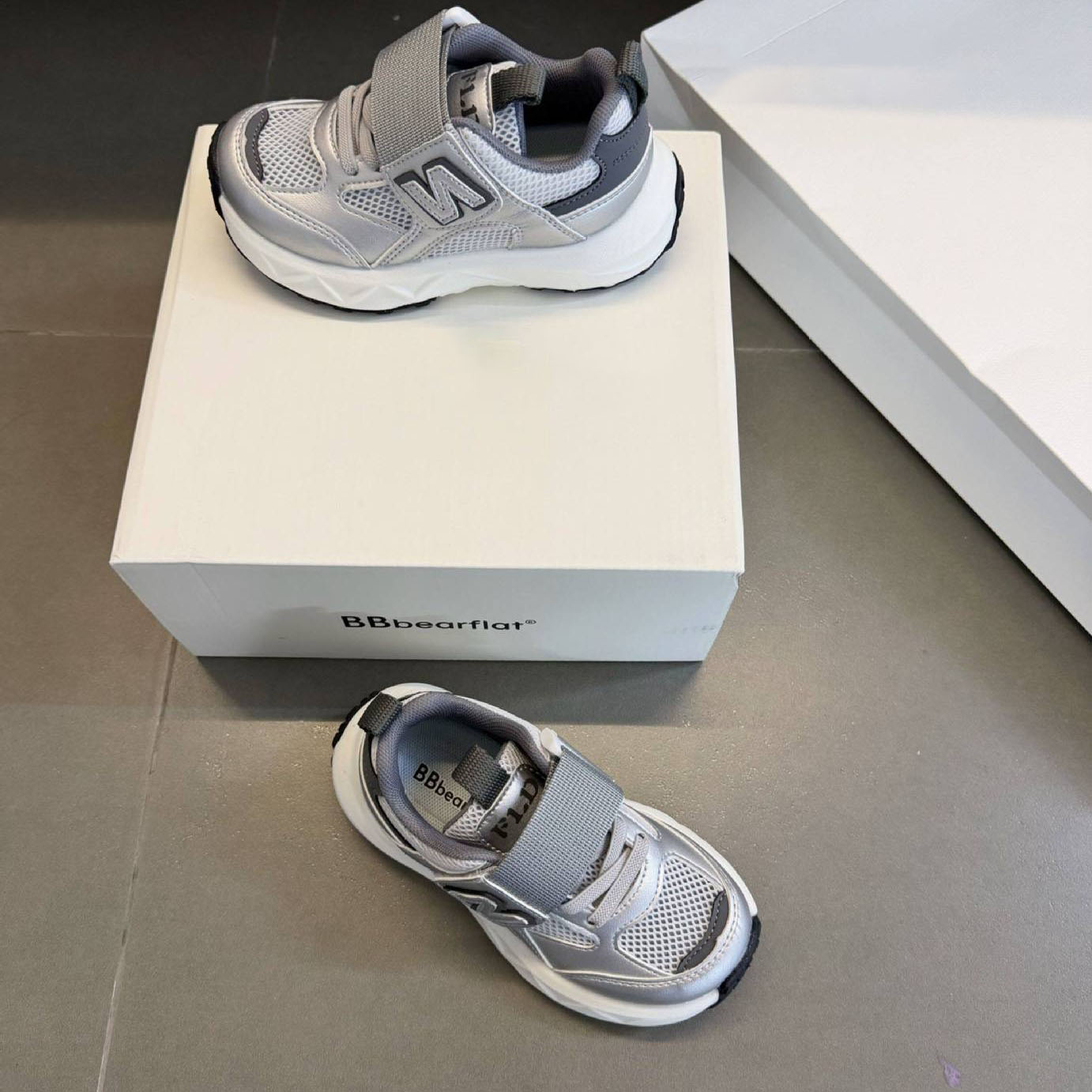 2026 Korean-style lightweight and breathable children's sports shoes spring and summer styles versatile letter running shoes for boys and girls