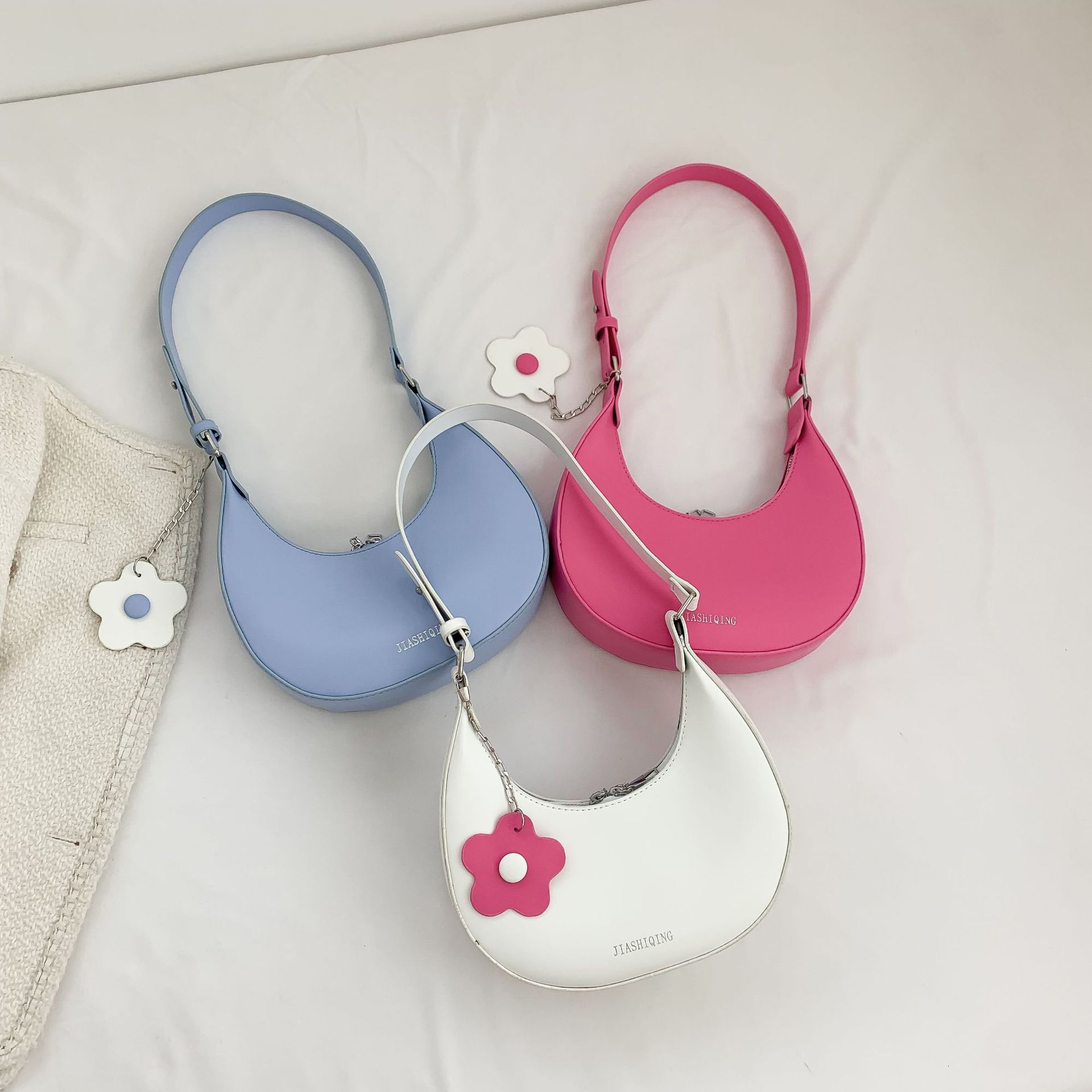 Hot-selling trendy half-moon handbag for women, high-end niche 2026 popular textured shoulder underarm bag, crescent bag