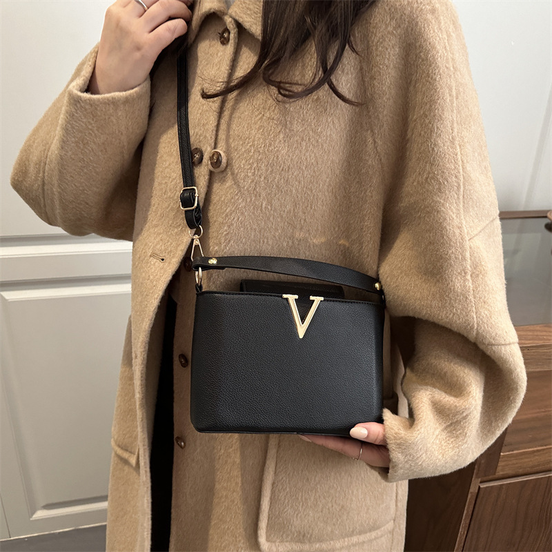 Trendy Korean-style small square handbag for women, 2026 winter new model, light luxury stylish shoulder bag, commuter crossbody bag - view 4