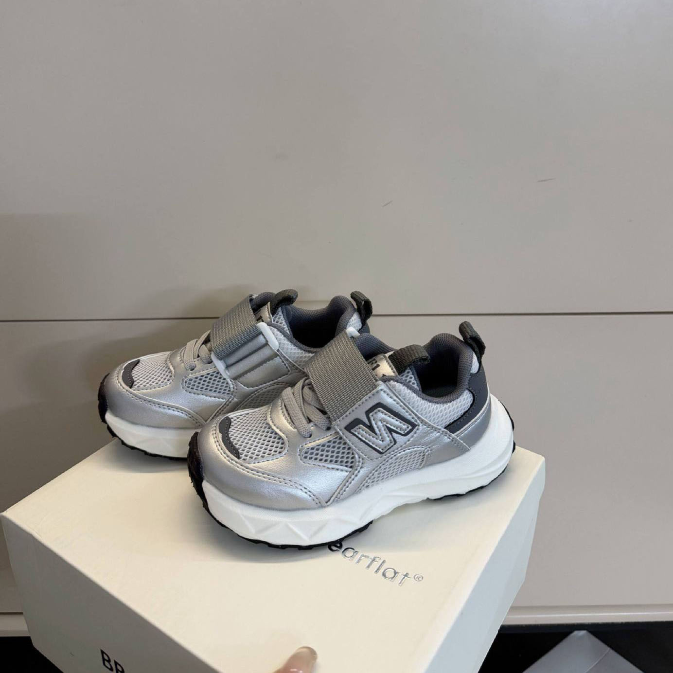 2026 Korean-style lightweight and breathable children's sports shoes spring and summer styles versatile letter running shoes for boys and girls