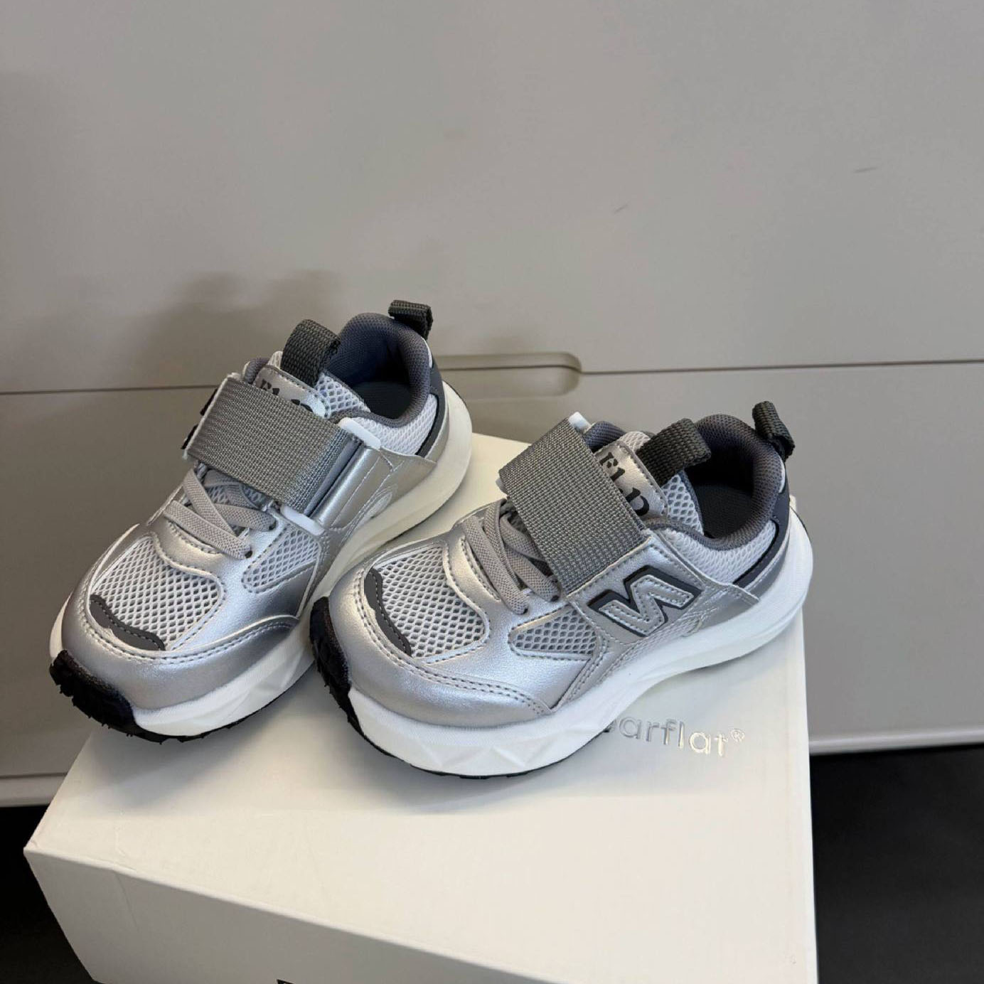 2026 Korean-style lightweight and breathable children's sports shoes spring and summer styles versatile letter running shoes for boys and girls