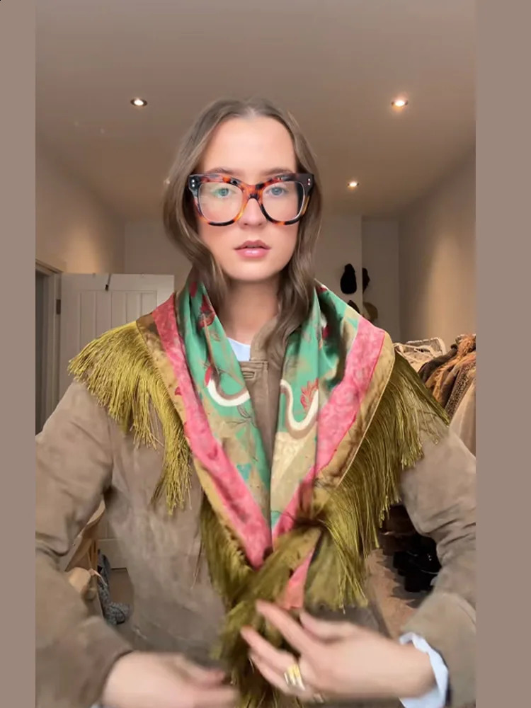 Satin Print Tassel Square Scarf Women Paneled Lightweight Vintage Bandana 2026 Women Casual Commute All-match Chic Accessory 260415