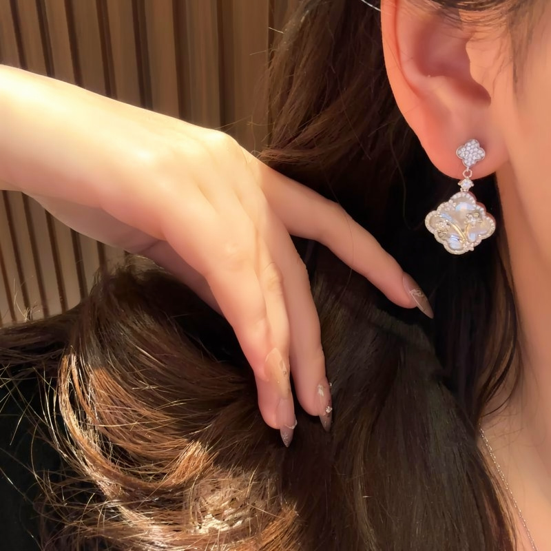 Silver needle zircon clover flower mother-of-pearl pendant earring necklace set, fashionable, exquisite, light luxury, high-end jewelry - view 3