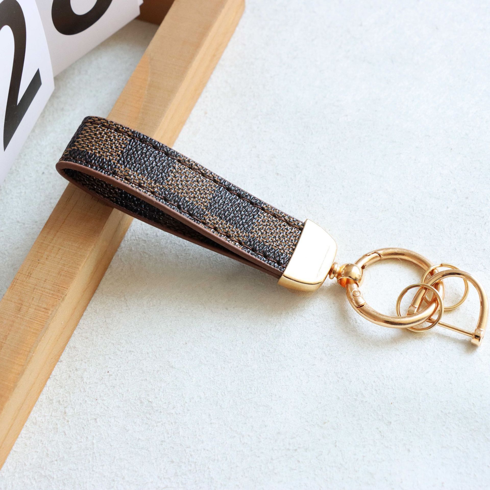 New High-End Floral Leather Car Keychain Waist Hanging Car Use Metal Key Ring Pendant for Men and Women Wholesale Car Accessories cv