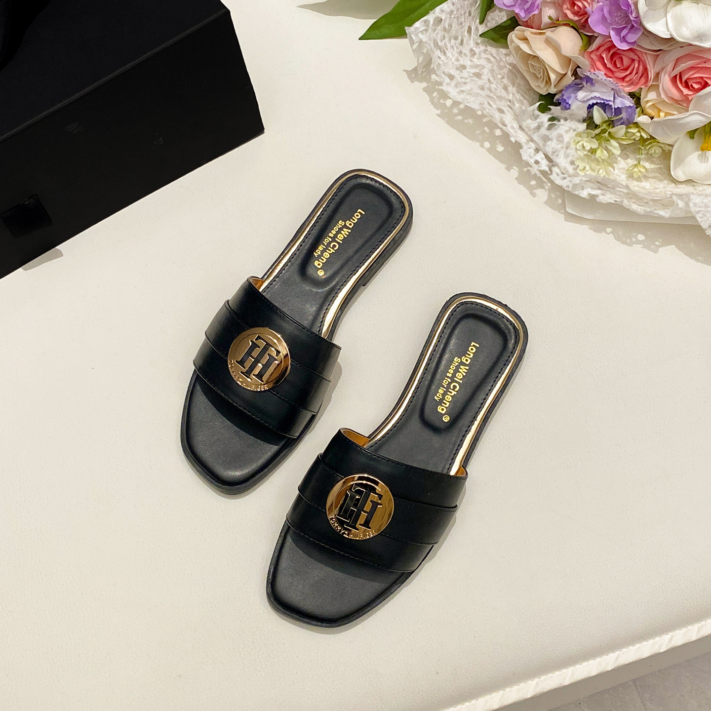2026 summer hot casual and fashionable designer flat slippers outdoor home anti slip beach shoes for women