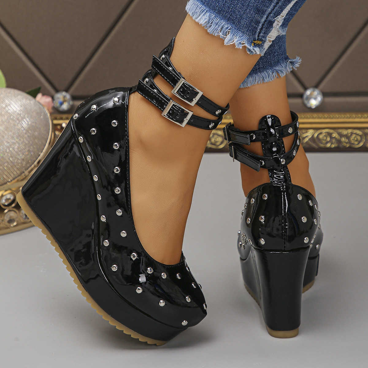 Large size thick-soled wedge platform women's retro rivet shoes with ankle buckle and round toe, waterproof platform fashion women's shoes S260417