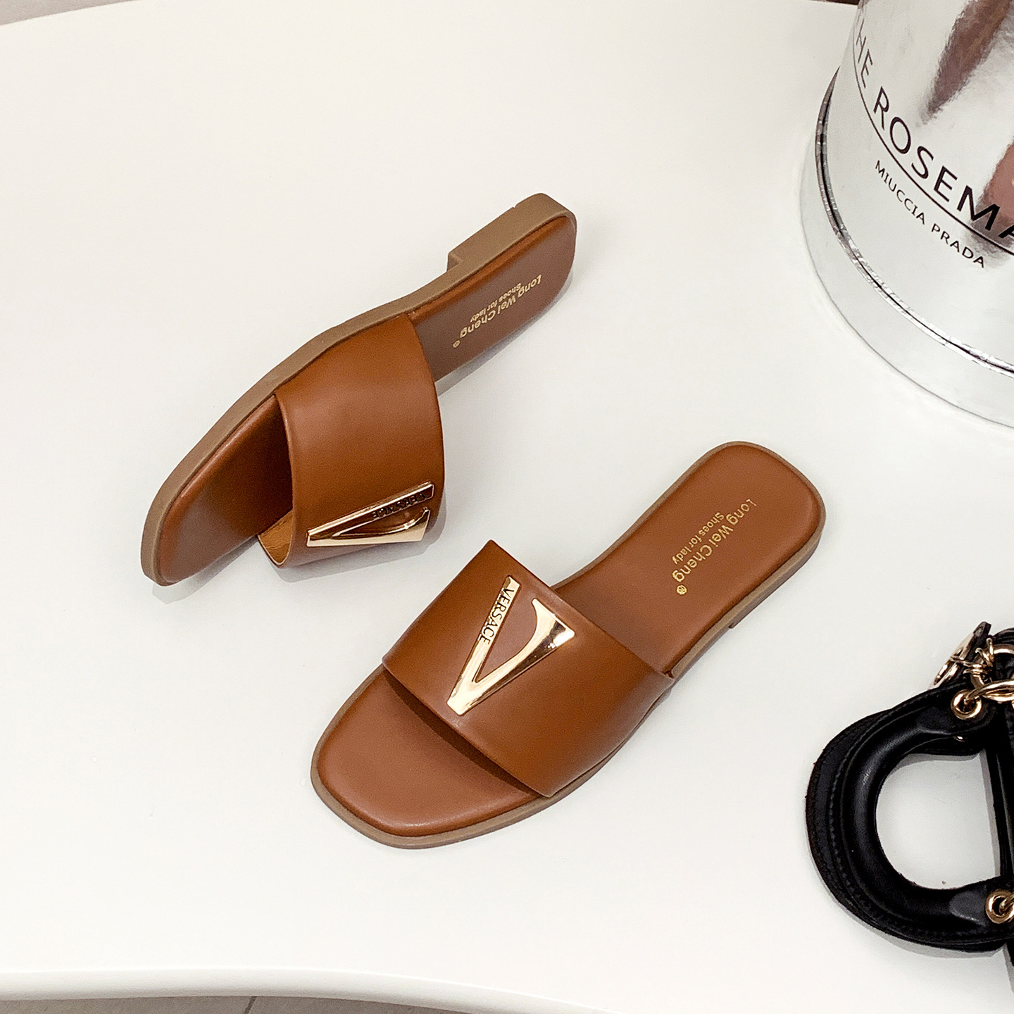 2026 summer Hot casual and fashionable designer letter flat slippers outdoor home mesh breathable beach shoes for women