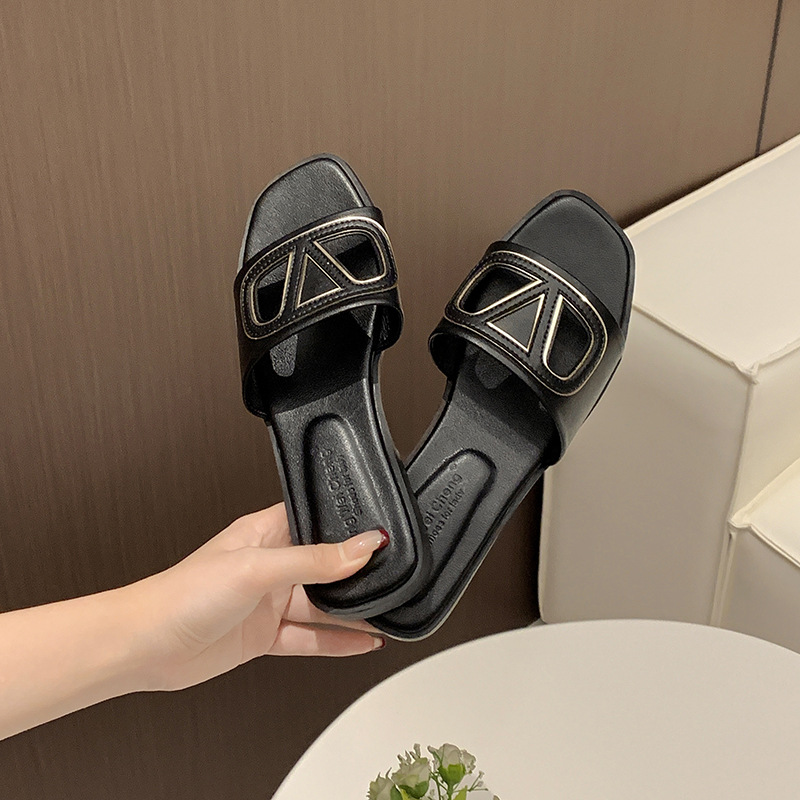 Longweicheng 2026 Summer New Style Casual Fashion Designer Slippers Trendy Ventilate Anti slip Flat Beach Shoes for Women
