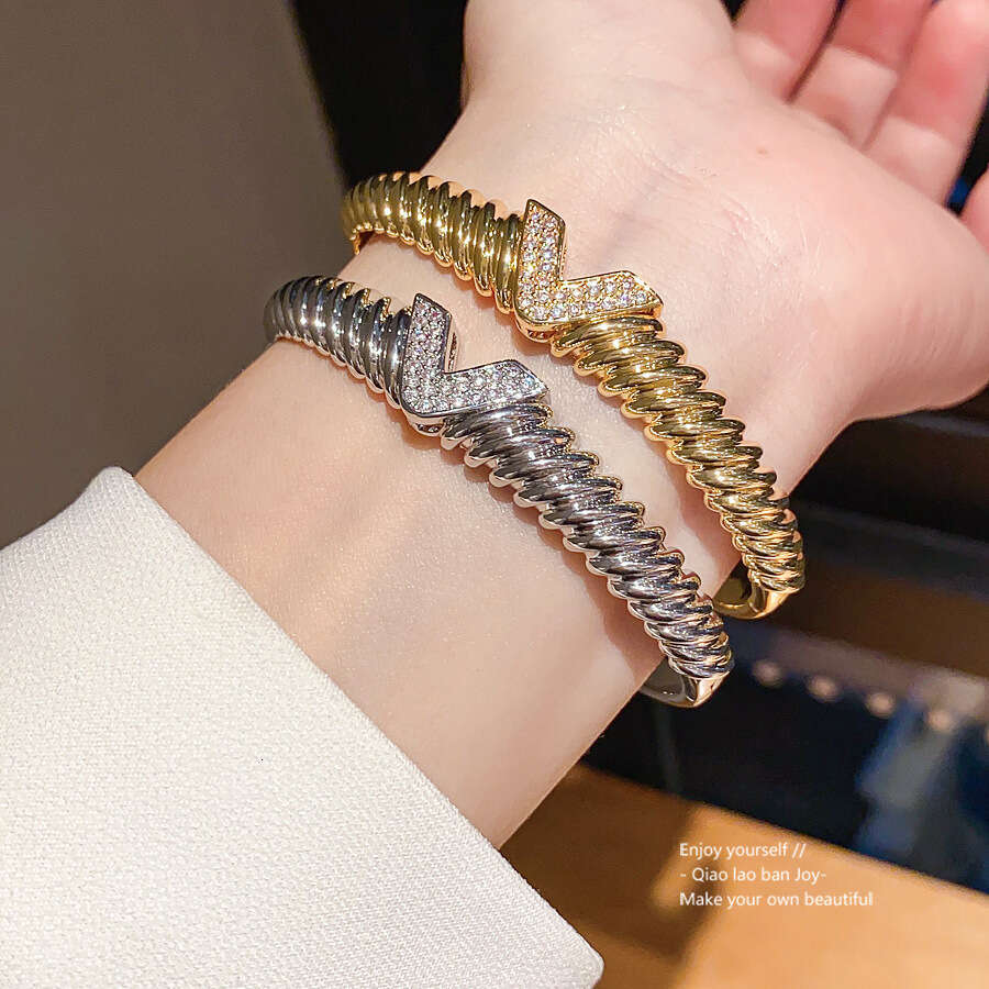 18K Real Gold Plated Zircon Letter V Clasp Bracelet, Vintage Style, Fashionable Wristband, Light Luxury, High-End Feel, Women's Jewelry