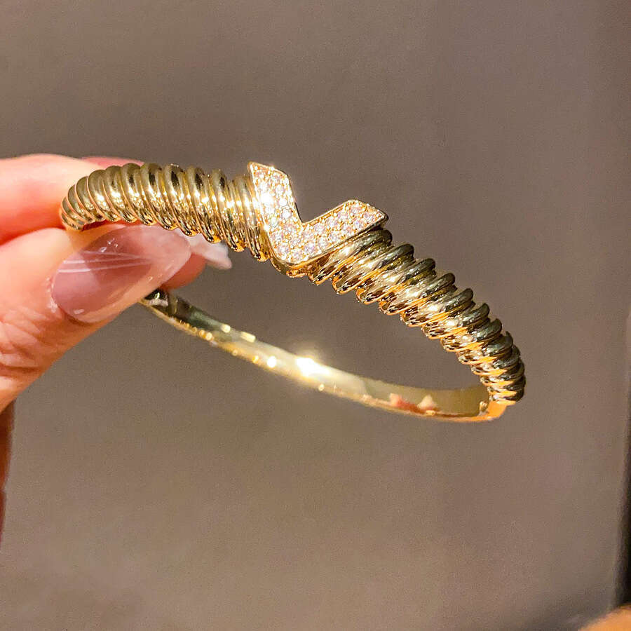 18K Real Gold Plated Zircon Letter V Clasp Bracelet, Vintage Style, Fashionable Wristband, Light Luxury, High-End Feel, Women's Jewelry