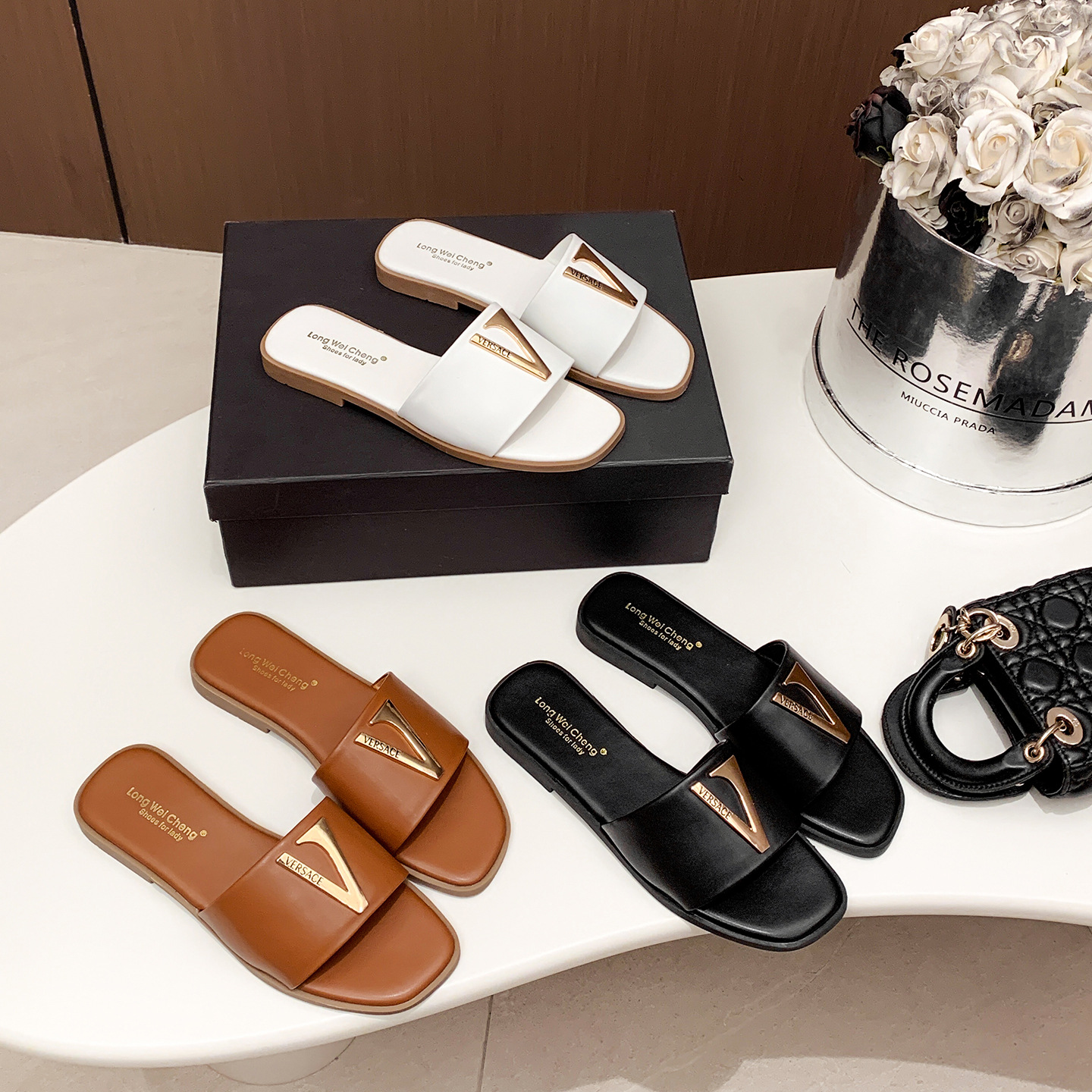 2026 summer Hot casual and fashionable designer letter flat slippers outdoor home mesh breathable beach shoes for women