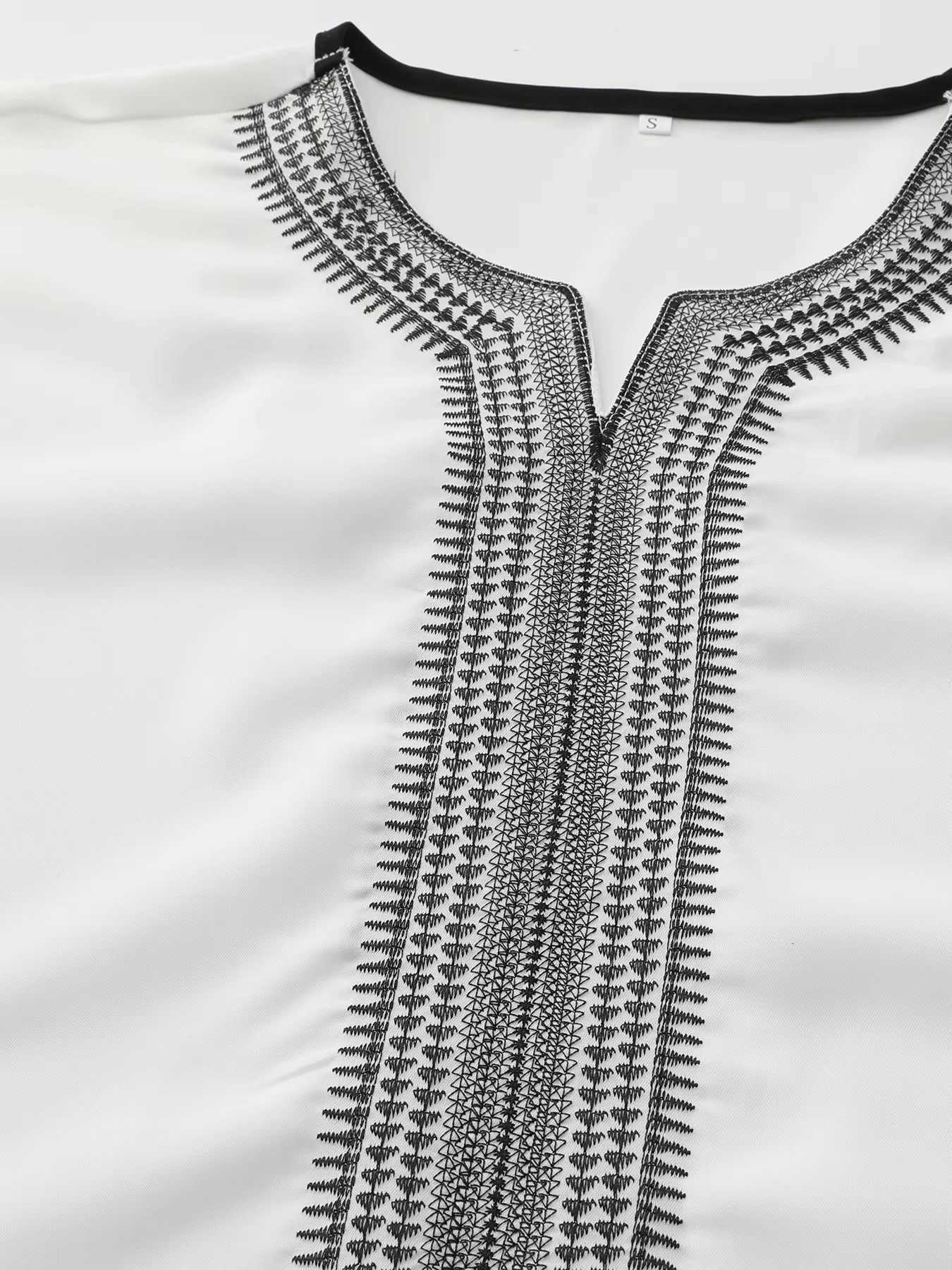 Traditional Middle Eastern Muslim Ethnic Style Mens Robe Eid al Fitr Clothing Round Neck Embroidered Mens Robe W251216